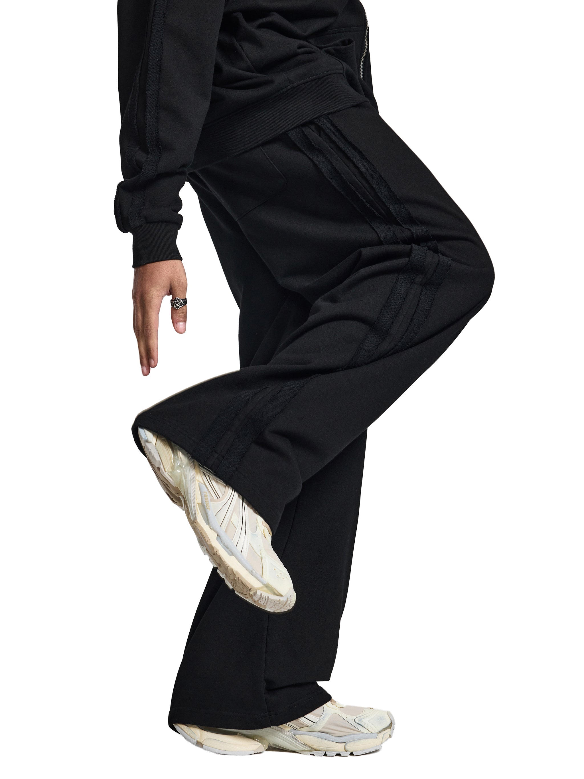 pants,sweats,sweatpants,black sweatpants,black pants,black sweats