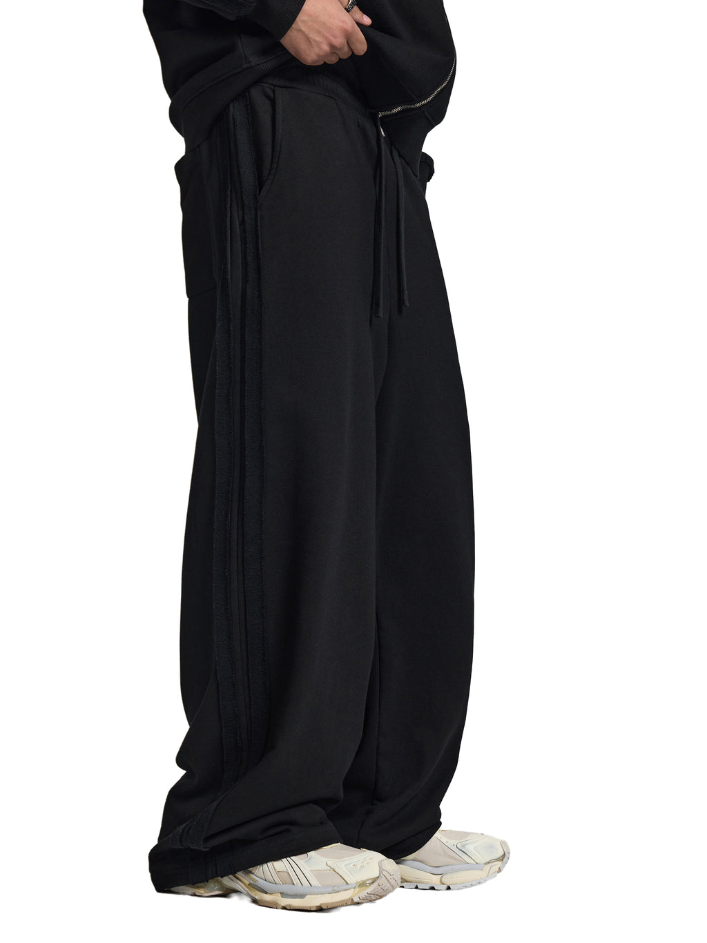 pants,sweats,sweatpants,black sweatpants,black pants,black sweats